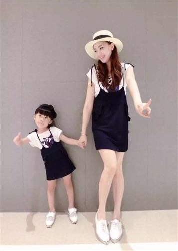 店主推薦 2015新款親子裝女童母女裝卡通印花T恤+背帶包臀連衣裙親子套裝原始圖片2