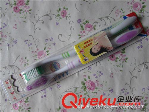 2元廚衛(wèi)用品 一袋4個(gè)大膠夾 塑料大夾子 超強(qiáng)力被夾 防風(fēng)夾子 2元百貨批發(fā)