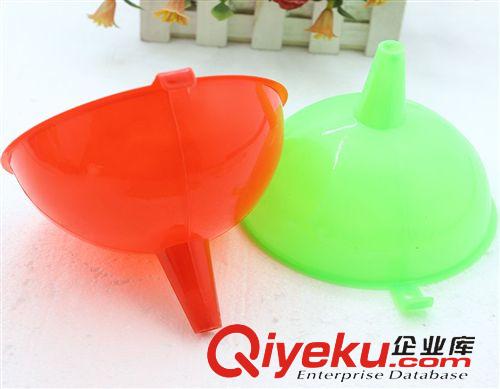 廚房用品 14cm彩色油漏斗 家用油漏斗 塑料輕便油漏斗廚房必備 一元店批發(fā)原始圖片2