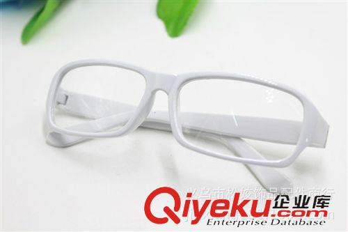 太陽(yáng)鏡 義烏小商品 2元店批發(fā)  精美精品飾品 貨源進(jìn)配 時(shí)尚男式太陽(yáng)鏡