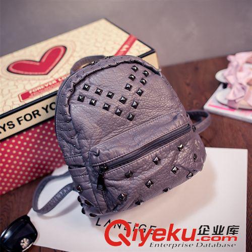 新品上架 其文背包2015新款軟質(zhì)水洗皮鉚釘雙肩包女韓版休閑學(xué)院風(fēng)旅行書(shū)包原始圖片2
