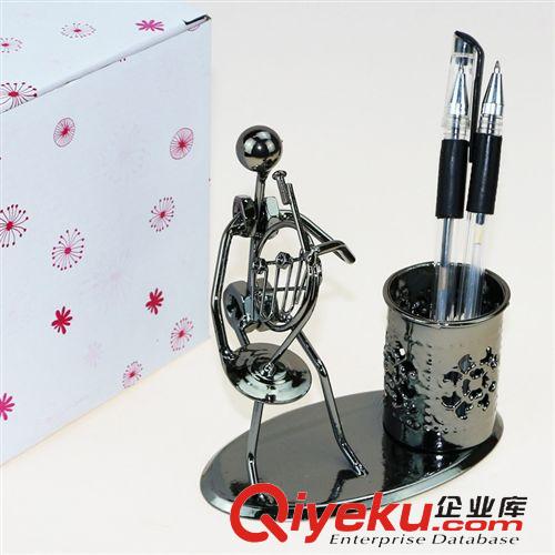 禮品工藝品 新款創意小鐵人辦公桌面擺件樂隊鐵藝筆筒學生禮品禮物義烏批發原始圖片2