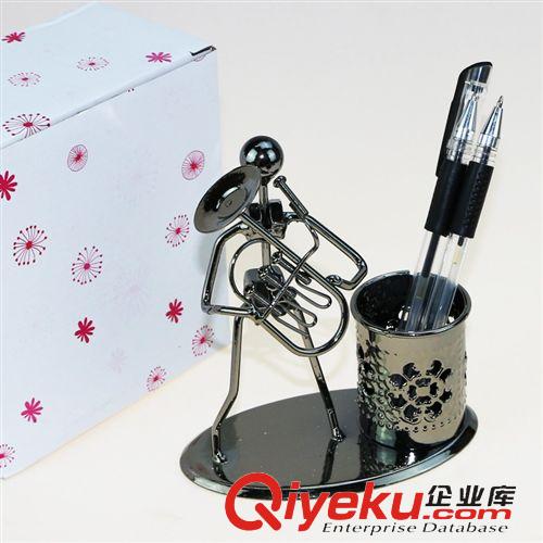 禮品工藝品 新款創意小鐵人辦公桌面擺件樂隊鐵藝筆筒學生禮品禮物義烏批發原始圖片3