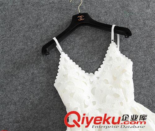 四月新款 歐洲站2015夏季新款時(shí)尚燒花蕾絲修身吊帶小洋裝蓬蓬連衣裙 批發(fā)