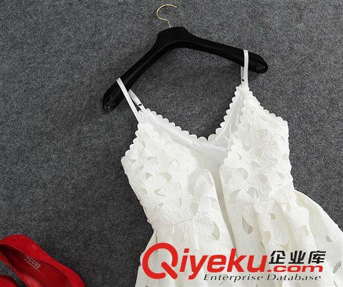 四月新款 歐洲站2015夏季新款時(shí)尚燒花蕾絲修身吊帶小洋裝蓬蓬連衣裙 批發(fā)