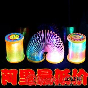 【地攤廟會夜市貨源專區(qū)】 兒童魔力七彩夜光塑料彈簧彩虹圈原始圖片3
