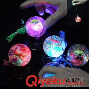 【地攤廟會夜市貨源專區】 【吊線款】5.5水晶彈力球 透明閃光卡通跳跳球 發光兒童玩具批發原始圖片2