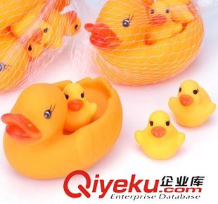 【戲水玩具】 嬰兒洗澡網(wǎng)鴨 夏季地?cái)偸隉豳u一家四口戲水母子鴨子套裝玩具原始圖片2