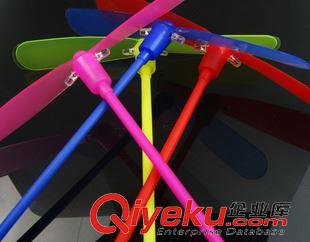發(fā)光玩具 【義烏地?cái)偀徜N貨源】發(fā)光竹蜻蜓 閃光經(jīng)典玩具 地?cái)偼婢邿豳u原始圖片2