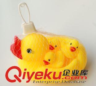 其他新品 【子母鴨】水上小玩具洗澡戲水小黃鴨搪膠捏捏叫小動物 做工較好