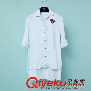 上衣專區(qū) 2015楊冪明星時(shí)尚機(jī)場(chǎng)同款 玫瑰花朵刺繡藍(lán)色長(zhǎng)袖襯衫襯衣女原始圖片2