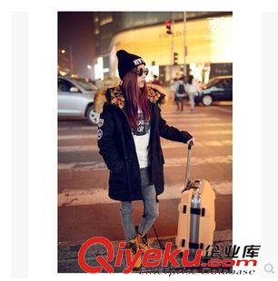 9月新品{dy}波 2015韓版冬季新款豹紋帽羊羔絨字母羽絨服棉衣中長款棉衣棉服原始圖片2