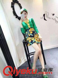 套裝 現(xiàn)貨zpv領(lǐng)拼色針織個(gè)性上衣+洋氣圖案氣質(zhì)包臀裙