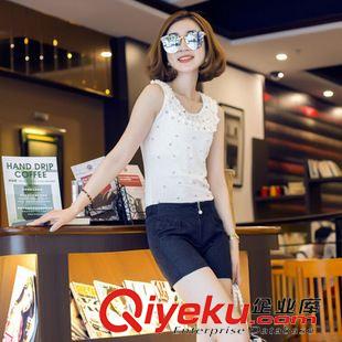 6月新款第十二期 Y3985#新款夏季女裝 復(fù)古浮雕花紋百搭短褲+花邊蕾絲背心 套裝