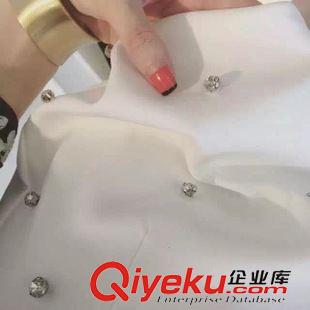 秋季女裝新款 歐洲站2015時尚{zx1}款秋款女裝雪紡刺繡花襯衫+釘鉆短褲套裝原始圖片3