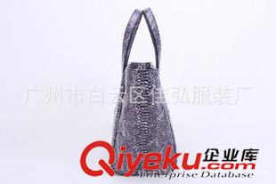 未分類 艾美斯BB010歐美風蛇紋包 拉鏈開口雙肩帶廠家批發直銷戶外包