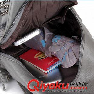 8月新款第三批 批發2015熱銷新款個性潮女朋克鉚釘雙肩包旅行時尚小雙背女士包包