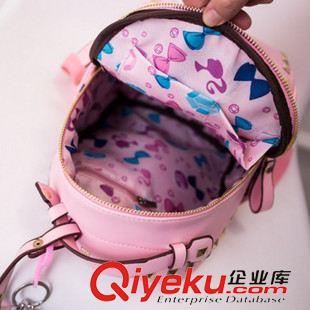 雙肩背包 批發(fā)歐美時(shí)尚女包學(xué)院風(fēng)鉚釘雙肩包潮女手提包大白掛件雙背女士包原始圖片3
