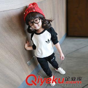 9月5號男童女童上新 童裝批發(fā)廠家直銷三葉花朵中性休閑運(yùn)動童套裝微信代理兒童兩件套原始圖片3