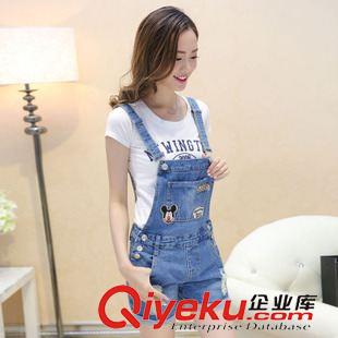 牛仔短褲，短裙 夏季新款背帶個性徽章翻邊破洞牛仔短褲女時尚修身甜美學生背帶褲原始圖片2