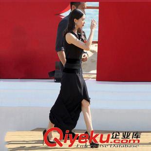 15五月上品 連衣裙春新高端女裝歐美時尚大牌明星走秀同款半開領(lǐng)鑲鉆開叉長裙原始圖片2