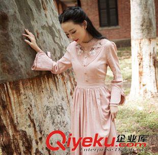 長(zhǎng)袖長(zhǎng)裙 2015秋季文藝復(fù)古修身連衣裙 木耳邊立領(lǐng)網(wǎng)紗棉麻繡花長(zhǎng)裙原始圖片3