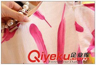 2015年6月新款 夏季新款時尚露肩圓領玫紅羽毛上衣+高腰荷葉邊短褲套裝原始圖片2