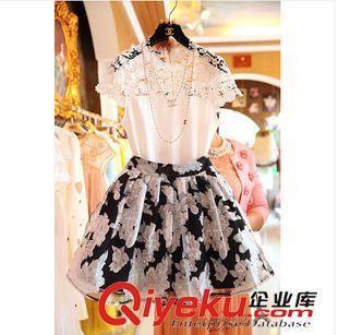 2015時尚套裝潮 2015夏季新款  復(fù)古蕾絲拼接雪紡短袖上衣蓬蓬短裙優(yōu)雅兩件套裝原始圖片3